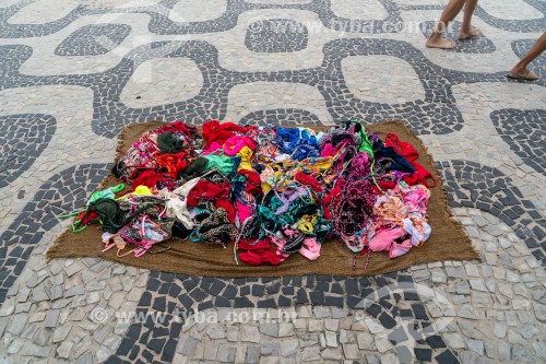 Biquinis à venda no calçadão da Praia de Ipanema - Rio de Janeiro - Rio de Janeiro (RJ) - Brasil