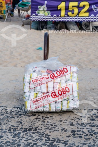 Pacote de biscoito de polvilho Globo no calçadão de Copacabana - Rio de Janeiro - Rio de Janeiro (RJ) - Brasil