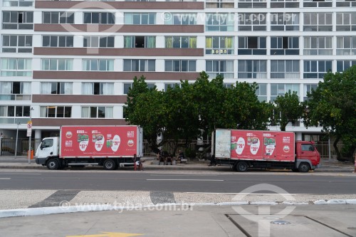 Caminhões de entrega de bebida estacionados na Avenida Atlântica - Rio de Janeiro - Rio de Janeiro (RJ) - Brasil