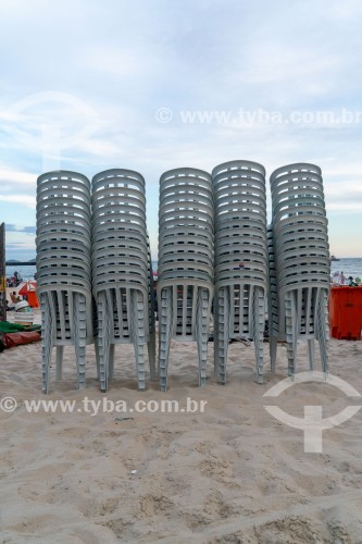 Cadeiras empilhadas na Praia de Copacabana - Rio de Janeiro - Rio de Janeiro (RJ) - Brasil