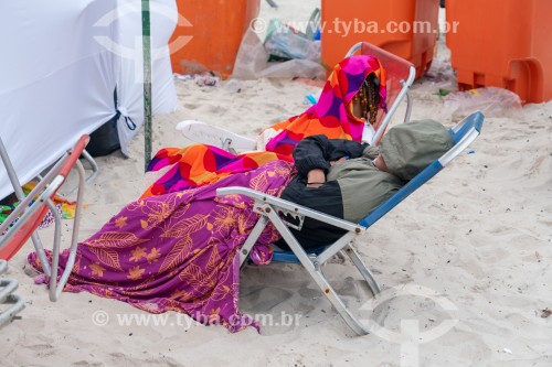 Banhista se protegendo do sol com canga - Praia de Copacabana - Rio de Janeiro - Rio de Janeiro (RJ) - Brasil