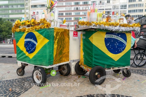 Vendedores ambulantes de caipirinha e drinks  - Praia de Copacabana - Rio de Janeiro - Rio de Janeiro (RJ) - Brasil