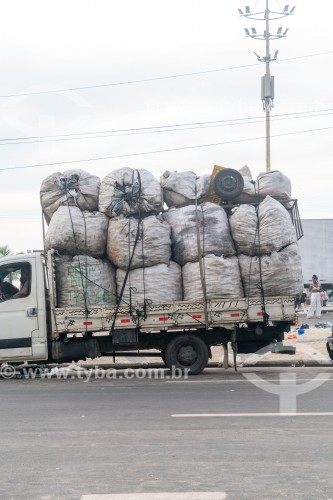 Caminhão com sacos de latinha de alumínio para reciclagem - Rio de Janeiro - Rio de Janeiro (RJ) - Brasil