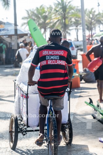 Transporte de gelo em triciclo na Praia do Arpoador - Rio de Janeiro - Rio de Janeiro (RJ) - Brasil