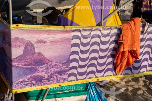 Imagem do Pão de Açucar e do calçadão de Copacabana, impressa em lona, decorando barraca de venda - Praia do Arpoador - Rio de Janeiro - Rio de Janeiro (RJ) - Brasil