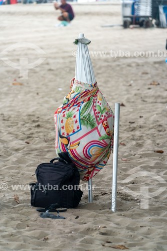 Guarda-sol fechado na forma de display com produtos de praia no seu interior - Rio de Janeiro - Rio de Janeiro (RJ) - Brasil