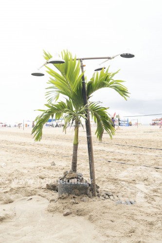 Chuveiro e palmeira na praia de Copacabana - Rio de Janeiro - Rio de Janeiro (RJ) - Brasil