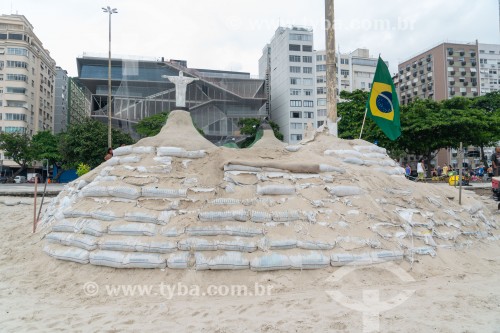 Escultura de areia representando o Cristo Redentor -  Praia de Copacabana - Rio de Janeiro - Rio de Janeiro (RJ) - Brasil