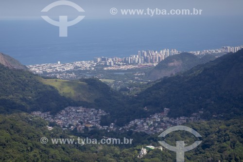 Vista aérea de favelas na região do Alto da Boa Vista com Barra da Tijuca ao fundo - Rio de Janeiro - Rio de Janeiro (RJ) - Brasil