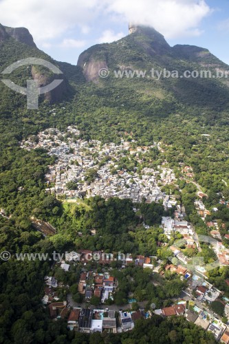 Vista aérea de condominio de casas, Favela Morro do Banco e Pedra da Gávea ao fundo - Rio de Janeiro - Rio de Janeiro (RJ) - Brasil