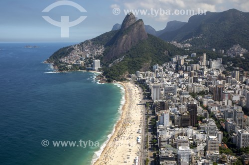 Vista aérea da orla da Praia do Leblon com Morro Dois Irmãos ao fundo - Rio de Janeiro - Rio de Janeiro (RJ) - Brasil