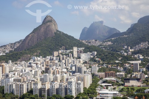 Vista aérea de prédios do Leblon com Morro Dois Irmãos e Pedra da Gávea ao fundo - Rio de Janeiro - Rio de Janeiro (RJ) - Brasil