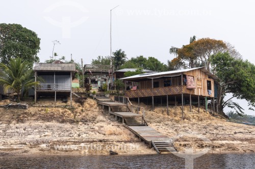 Casas de madeira em pequena comunidade ribeirinha nas margens do Rio Negro - Parque Nacional de Anavilhanas - Manaus - Amazonas (AM) - Brasil