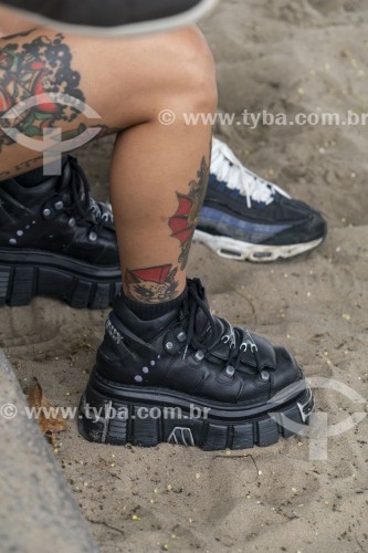 Detalhe de pessoa usando bota na Praia de Copacabana - Rio de Janeiro - Rio de Janeiro (RJ) - Brasil