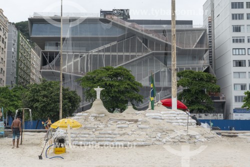 Escultura de areia representando o Cristo Redentor com o inacabado Museu da Imagem e do Som ao fundo -  Praia de Copacabana - Rio de Janeiro - Rio de Janeiro (RJ) - Brasil