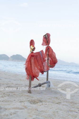 Plástico cobrindo cano que fornece água para chuveiros da orla da Praia de Copacabana - Rio de Janeiro - Rio de Janeiro (RJ) - Brasil