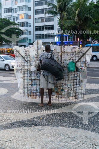 Vendedor ambulante no calçadão da Praia de Copacabana - Rio de Janeiro - Rio de Janeiro (RJ) - Brasil