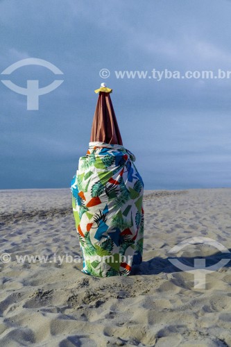 Guarda-sol fechado na forma de display com produtos de praia no seu interior - Rio de Janeiro - Rio de Janeiro (RJ) - Brasil