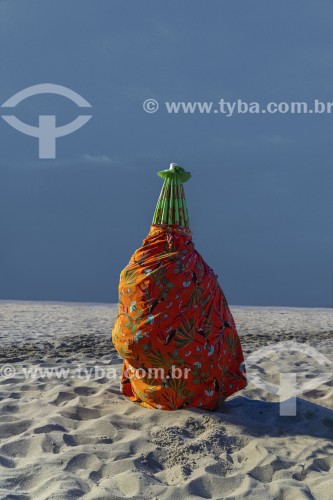 Guarda-sol fechado na forma de display com produtos de praia no seu interior - Rio de Janeiro - Rio de Janeiro (RJ) - Brasil