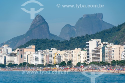 Vista da Praia de Copacabana com Morro Dois Irmãos e Pedra da Gávea ao fundo - Rio de Janeiro - Rio de Janeiro (RJ) - Brasil