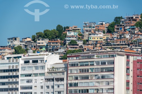 Prédios na orla da Praia do Leme com com casas do Morro da Babilônia ao fundo - Rio de Janeiro - Rio de Janeiro (RJ) - Brasil