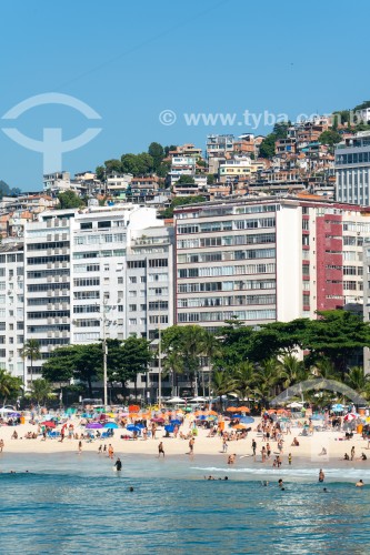 Prédios na orla da Praia do Leme com com casas do Morro da Babilônia ao fundo - Rio de Janeiro - Rio de Janeiro (RJ) - Brasil