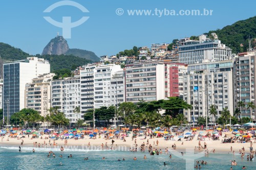 Prédios na orla da Praia do Leme com com casas do Morro da Babilônia ao fundo - Rio de Janeiro - Rio de Janeiro (RJ) - Brasil