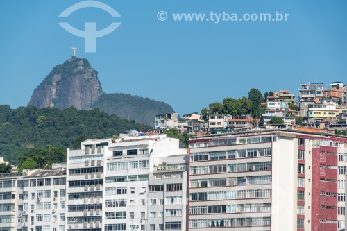 Prédios na orla da Praia do Leme com com casas do Morro da Babilônia ao fundo - Rio de Janeiro - Rio de Janeiro (RJ) - Brasil