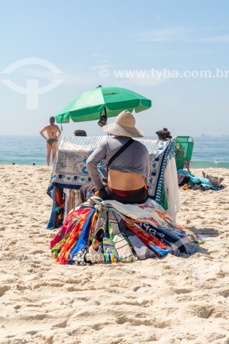 Vendedor ambulante de cangas na Praia de Copacabana - Rio de Janeiro - Rio de Janeiro (RJ) - Brasil