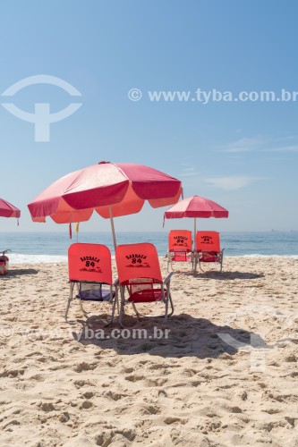 Cadeiras de praia e guarda-sol na orla da Praia de Copacabana - Rio de Janeiro - Rio de Janeiro (RJ) - Brasil