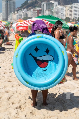 Vendedor de piscina infantil na Praia de Copacabana - Rio de Janeiro - Rio de Janeiro (RJ) - Brasil