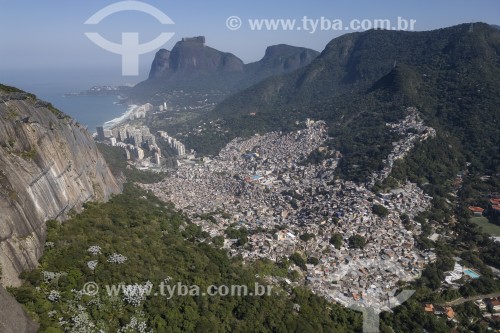 Foto feita com drone da Favela da Rocinha Com a Pedra da Gávea ao fundo - Rio de Janeiro - Rio de Janeiro (RJ) - Brasil