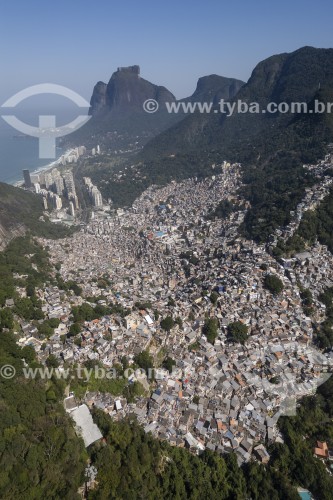 Foto feita com drone da Favela da Rocinha Com a Pedra da Gávea ao fundo - Rio de Janeiro - Rio de Janeiro (RJ) - Brasil