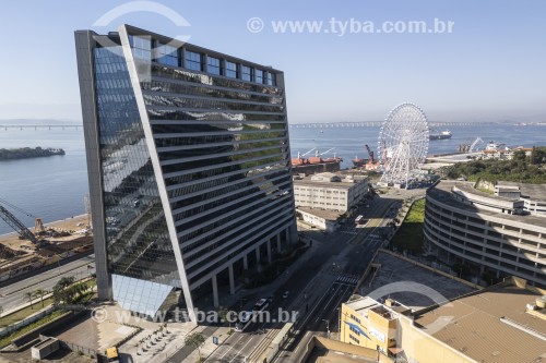 Vista aérea de prédio moderno com a Roda gigante para turistas no centro da cidade  - Rio de Janeiro - Rio de Janeiro (RJ) - Brasil