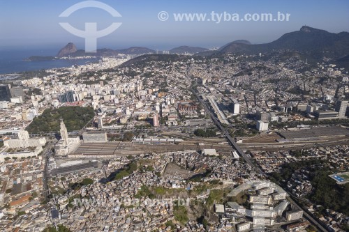 Foto feita com drone da região central do Rio de Janeiro com o Pão de Açúcar ao fundo - Rio de Janeiro - Rio de Janeiro (RJ) - Brasil