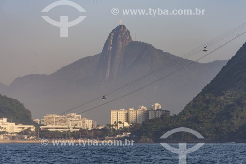 Vista da Praia Vermelha a partir da Baía de Guanabara com o Cristo Redentor ao fundo - Rio de Janeiro - Rio de Janeiro (RJ) - Brasil