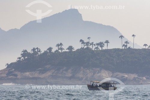 Barco próximo à Ilha Palmas - parte do Monumento Natural das Ilhas Cagarras - com o Cristo Redentor (1931) ao fundo - Rio de Janeiro - Rio de Janeiro (RJ) - Brasil