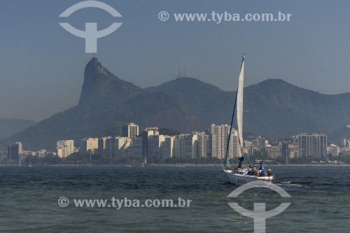 Veleiro no litoral do Rio de janeiro com o Morro do Corcovado ao fundo - Rio de Janeiro - Rio de Janeiro (RJ) - Brasil