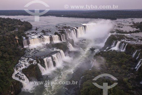 Foto feita com drone de cachoeiras no Parque Nacional do Iguaçu - Fronteira entre Brasil e Argentina - Foz do Iguaçu - Paraná (PR) - Brasil