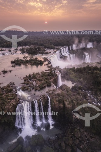 Foto feita com drone de cachoeiras no Parque Nacional do Iguaçu - Fronteira entre Brasil e Argentina - Foz do Iguaçu - Paraná (PR) - Brasil