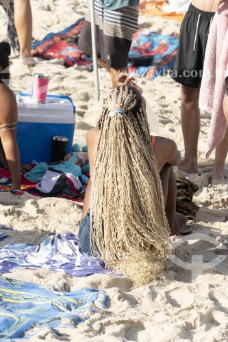 Mulher negra com tranças no cabelo em estilo dread - Rio de Janeiro - Rio de Janeiro (RJ) - Brasil