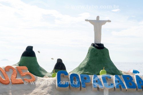 Escultura de areia representando o Cristo Redentor -  Praia de Copacabana - Rio de Janeiro - Rio de Janeiro (RJ) - Brasil