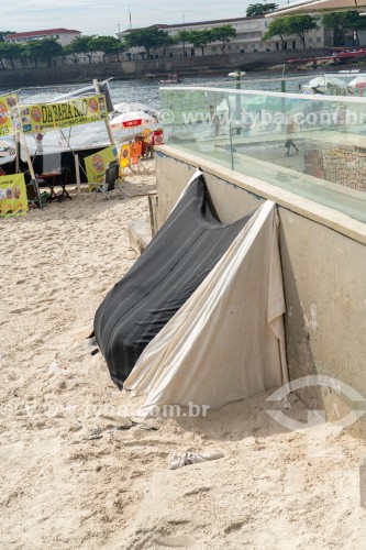 Dormitório improvisado na areia da Praia de Copacabana - Posto 6 - Rio de Janeiro - Rio de Janeiro (RJ) - Brasil