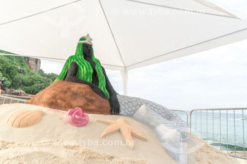 Escultura de areia em homenagem à Iemanjá feita pelo artista Rogean Rodrigues no dia da festa de Iemanjá - Praia do Arpoador - Rio de Janeiro - Rio de Janeiro (RJ) - Brasil