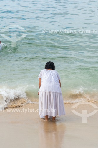 Mulher jogando oferendas para Iemanjá no mar durante a festa no dia da Rainha do Mar - Praia do Arpoador - Rio de Janeiro - Rio de Janeiro (RJ) - Brasil