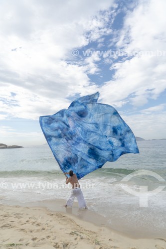 Bandeira e performance do artista Otavio Avancini  durante a festa no dia da Rainha do Mar - Praia do Arpoador - Rio de Janeiro - Rio de Janeiro (RJ) - Brasil