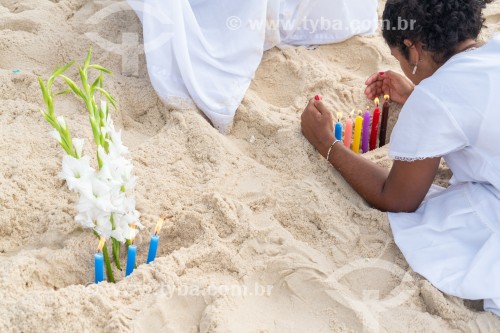 Oferendas para Iemanjá Durante a festa no dia da Rainha do Mar - Praia do Arpoador - Rio de Janeiro - Rio de Janeiro (RJ) - Brasil