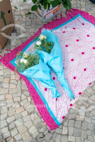 Oferendas para Iemanjá Durante a festa no dia da Rainha do Mar - Praia do Arpoador - Rio de Janeiro - Rio de Janeiro (RJ) - Brasil