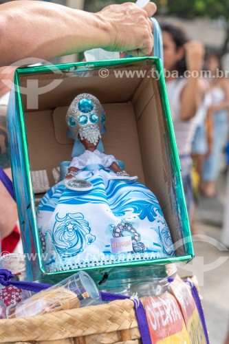 Oferendas para Iemanjá Durante a festa no dia da Rainha do Mar - Praia do Arpoador - Rio de Janeiro - Rio de Janeiro (RJ) - Brasil