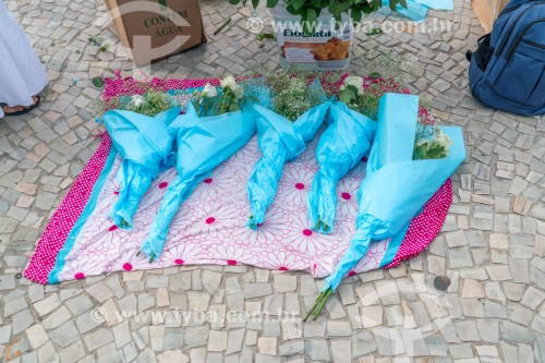 Oferendas para Iemanjá Durante a festa no dia da Rainha do Mar - Praia do Arpoador - Rio de Janeiro - Rio de Janeiro (RJ) - Brasil